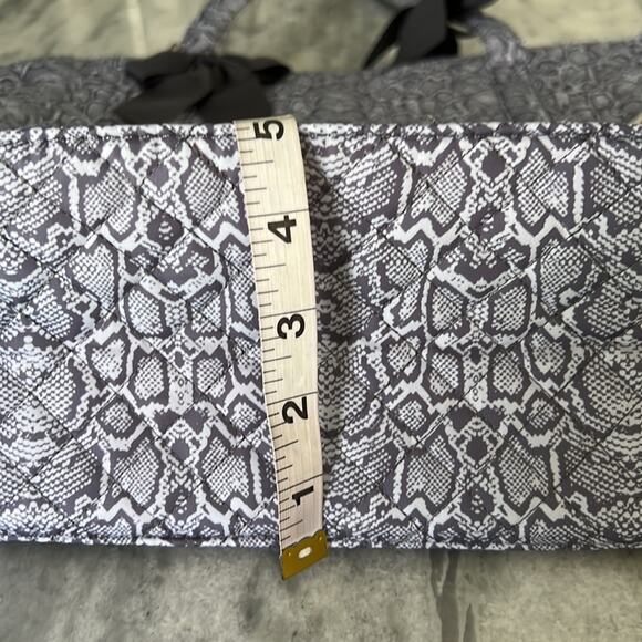 Simply Southern Gray Snakeskin Print Quilted Tote Bag Zipper Bows Travel - Picture 9 of 11